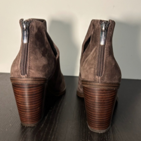 NWOB Vince Camuto Gigietta Suede Back Zip Chelsea Booties Brown Size 9.5 - Picture 9 of 14